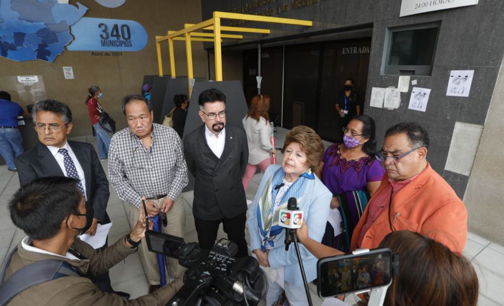 Algunos de los decanos y catedráticos que presentaron las denuncias en el MP. (Foto Prensa Libre: Esbin García)