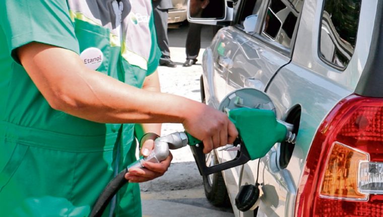 Precio de combustibles en Guatemala: Galón de gasolina super y regular baja 5 centavos mientras que el diésel Q2.58