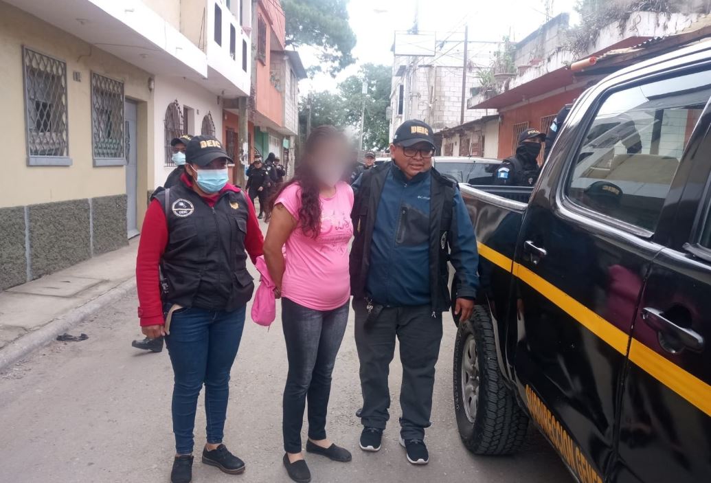 Ocho personas fueron detenidas en 23 allanamientos contra las extorsiones en la capital, Villa Nueva y Escuintla, informaron las autoridades. (Foto Prensa Libre: MP)