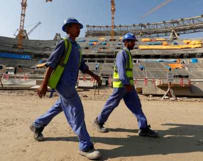 Demandan a FIFA por un pago millonario por explotación a migrantes en Qatar