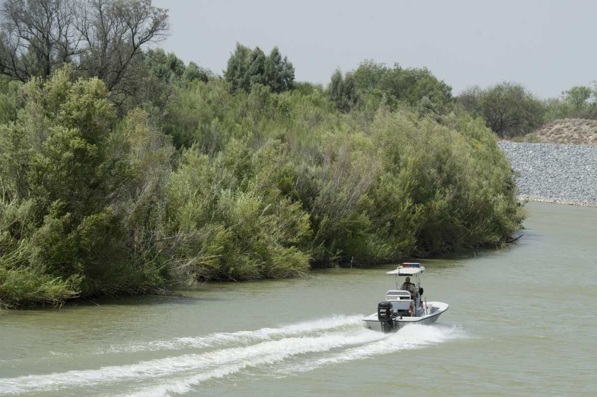 Hallan el cuerpo de un niño migrante ahogado en el río Grande y buscan a su hermano