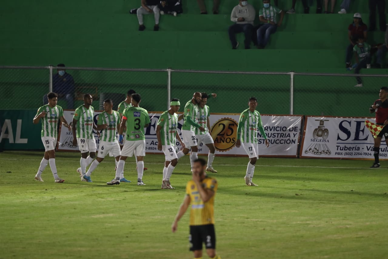 Así festejaron los jugadores de Antigua GFC la anotación de Aguilar. (Foto Prensa Libre: Érick Ávila)