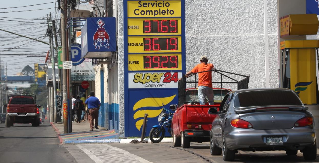 Los precios de los combustibles sufrieron un nuevo aumento en Guatemala. (Foto Prensa Libre: Juan Diego González)