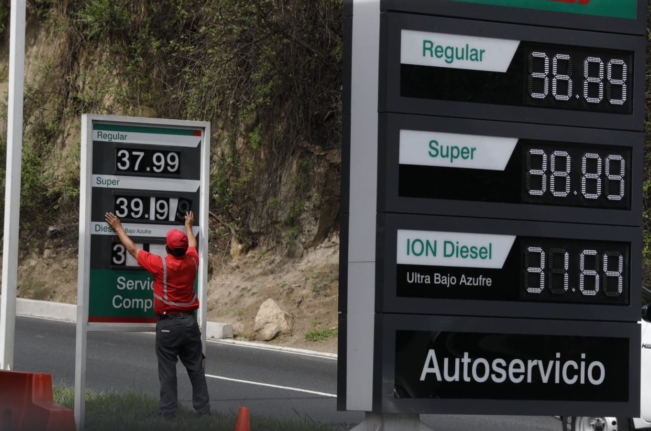 Precio de los combustibles en Guatemala el 31 de mayo de 2022 con el nuevo subsidio de Q7 para el galón de diésel y Q5 para las gasolinas. (Foto Prensa Libre: Esbin García)