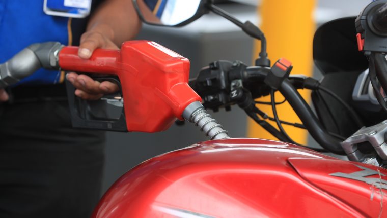 Los precios de las gasolinas y el diésel siguen con tendencia al alza.(Foto Prensa Libre: Hemeroteca PL)  