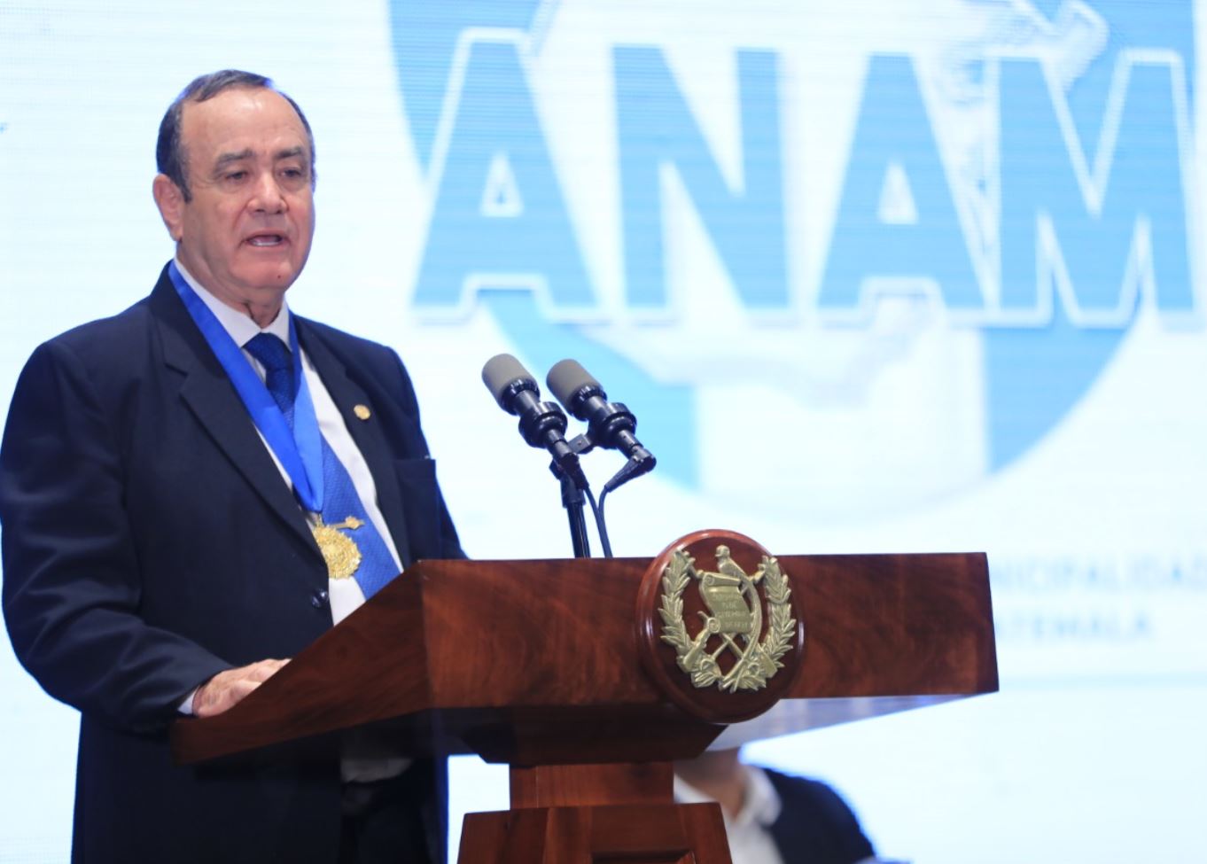 Alejandro Giammattei en su discurso luego de ser condecorado con la orden Manuel Colom Argueta, de la Anam. (Foto Prensa Libre: Gobierno de Guatemala)