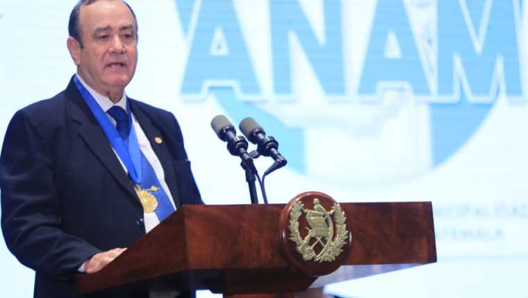 Alejandro Giammattei en su discurso luego de ser condecorado con la orden Manuel Colom Argueta, de la Anam. (Foto Prensa Libre: Gobierno de Guatemala)