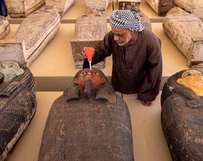 Arqueólogos descubren un tesoro del antiguo Egipto (los sarcófagos y las momias que destacan en el hallazgo)