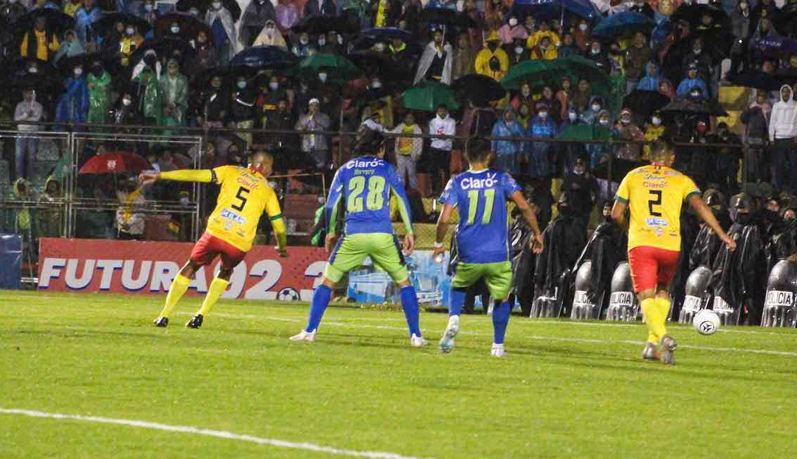 En el duelo entre el actual campeón y subcampeón de La Primera División se definirá en el partido de vuelta. Foto: Deportivo Mixco
