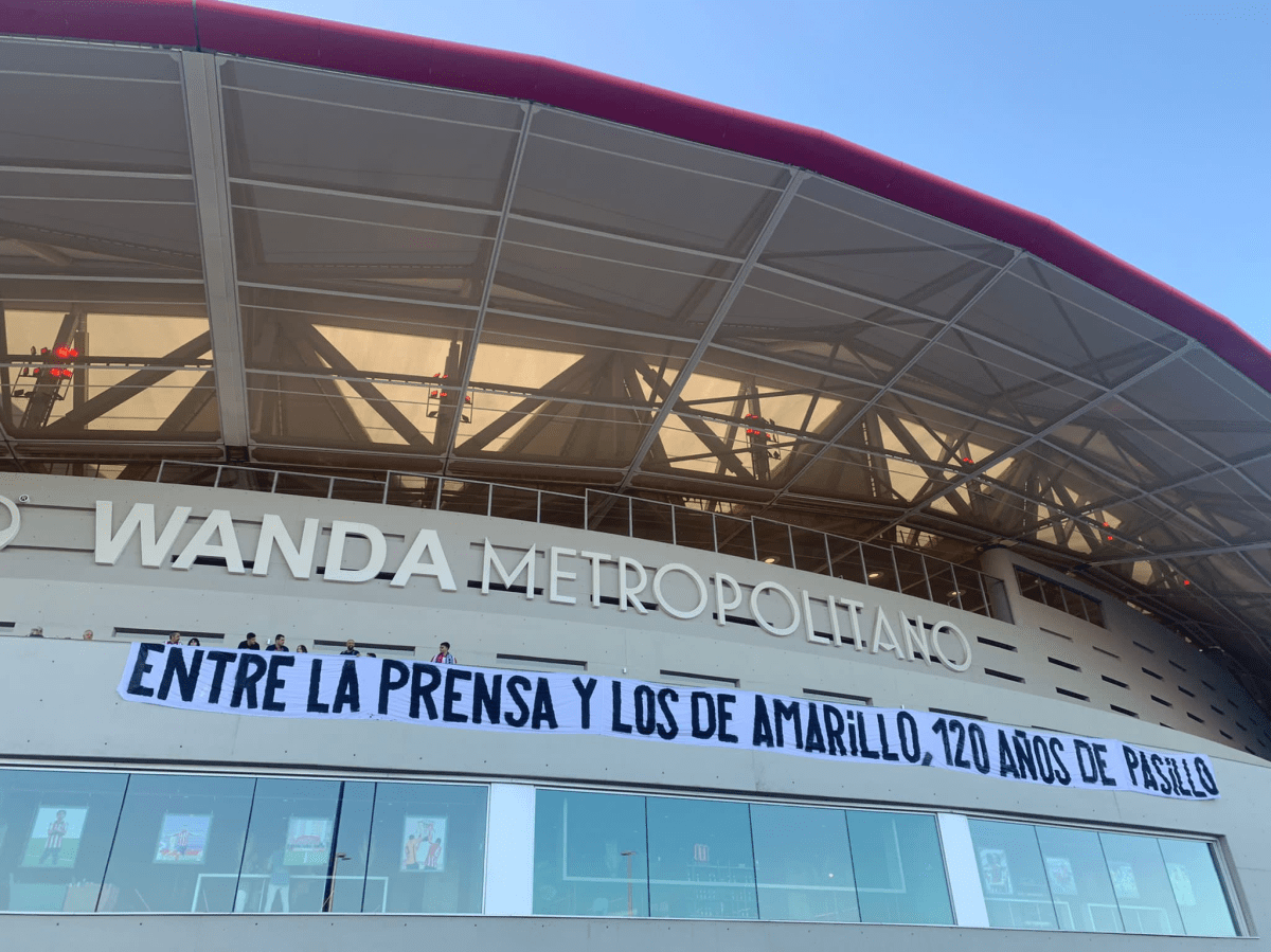 “Entre la prensa y los de amarillo, 120 años de pasillo”: La pancarta de la afición del Atlético al Real Madrid