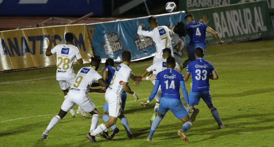 Comunicaciones y Santa Lucía Cotzumalguapa empataron sin goles en el Estadio Nacional. Foto Prensa Libre (Erick Ávila) 