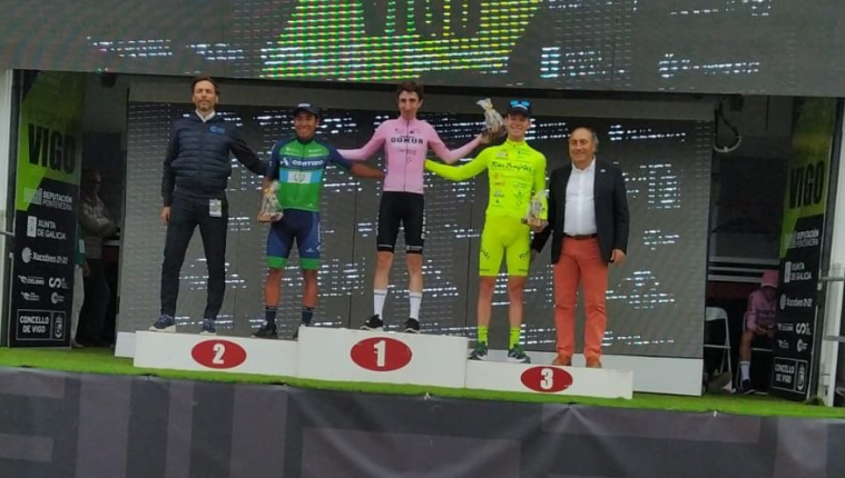 El ciclista chimalteco Sergio Chumil finalizó en el segundo lugar de la II Copa de Vigo. Foto Prensa Libre: Club Ciclista Padrones-Equipo Aluminios Cortizo