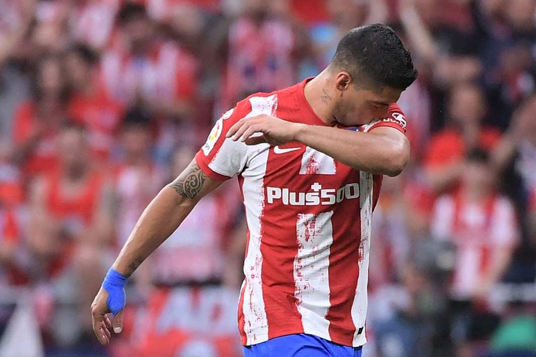 El delantero uruguayo del Atlético de Madrid, Luis Suárez se despide de la afición al ser sustituido. Foto Prensa Libre 