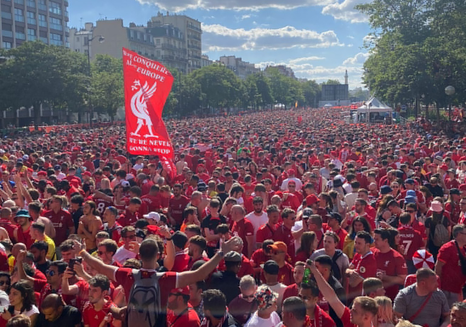 Aficionados del Liverpool en Paris. Foto Prensa Libre (UEFA CHAMPIONS LEAGUE Twitter)
