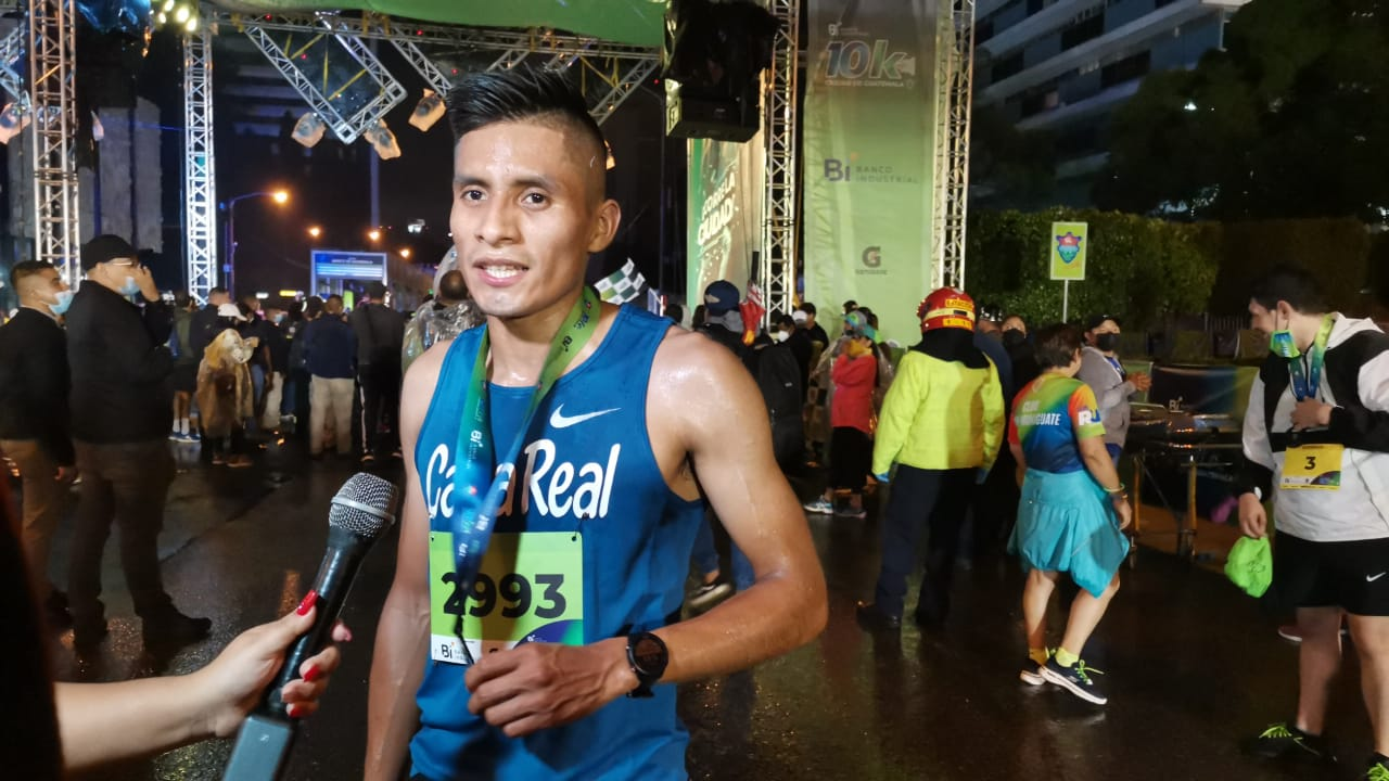 El cobanero Mario Pacay se consagró campeón de la 10K. Foto Prensa Libre (Roberto López)