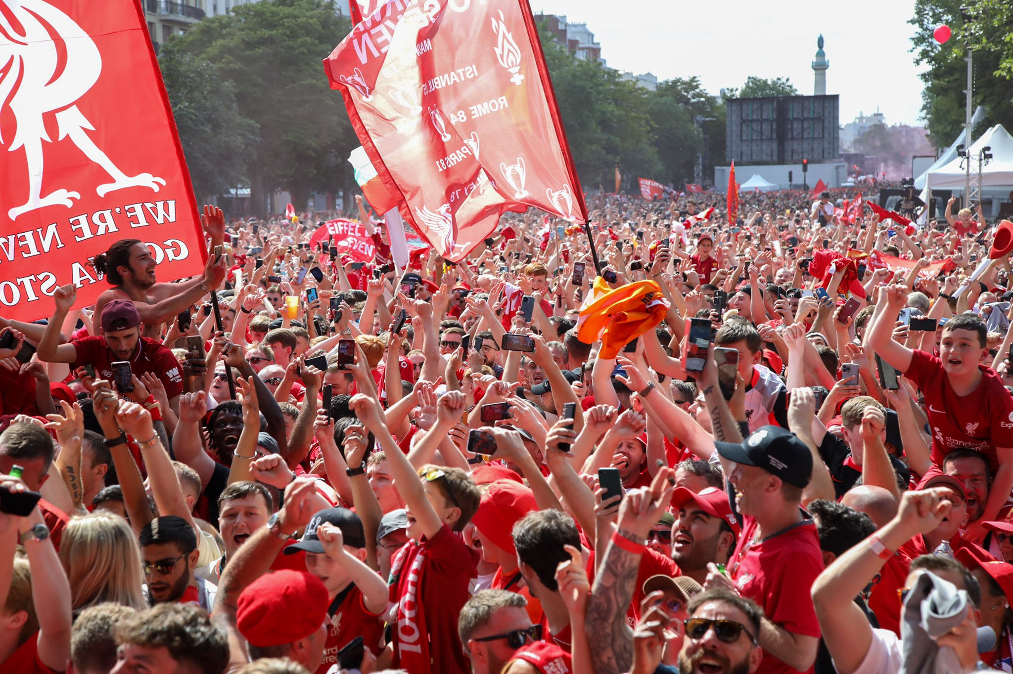 Varios aficionados del Liverpool se quedaron afuera del estadio ayer. Foto Prensa Libre (Liverpool FC)