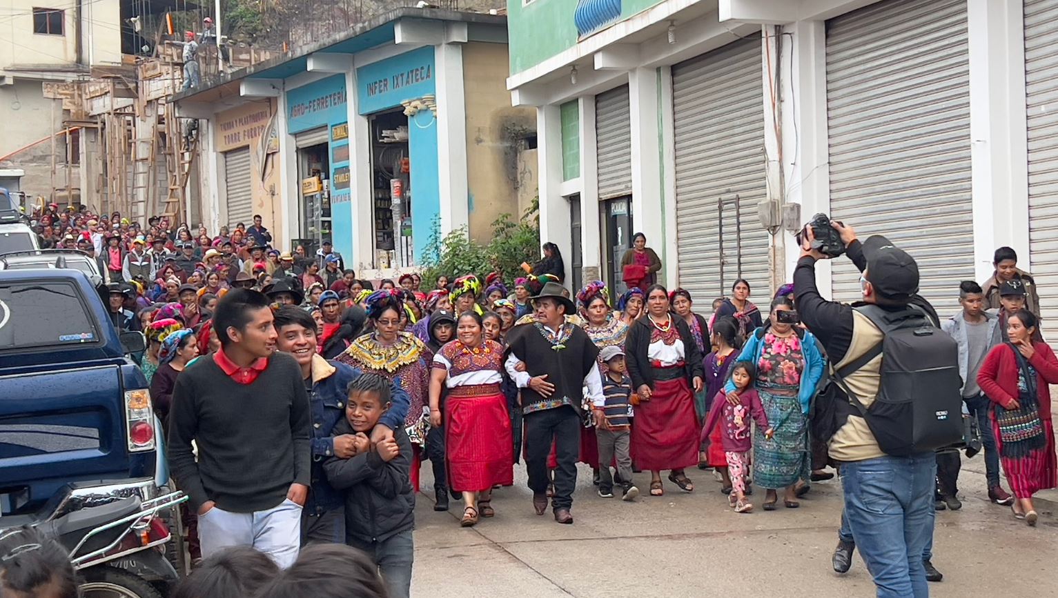 Sonriente, Juana Alonzo (centro) es acompañada por toda la comunidad a su regreso a San Mateo Ixtatán. (Foto Prensa Libre: Henry Montenegro)
