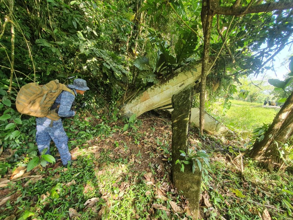 Restos de aviones y un narcolaboratorio fueron ubicados en unas cuevas en la aldea La Coroza, Lívingston, Izabal, cerca del río Sarstun. (Foto Prensa Libre: Ejército de Guatemala)
