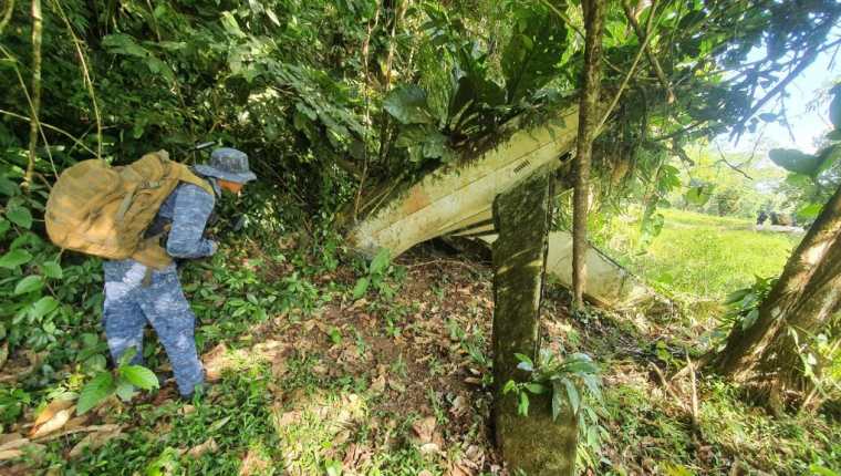 Restos de aviones y un narcolaboratorio fueron ubicados en unas cuevas en la aldea La Coroza, Lívingston, Izabal, cerca del río Sarstun. (Foto Prensa Libre: Ejército de Guatemala)
