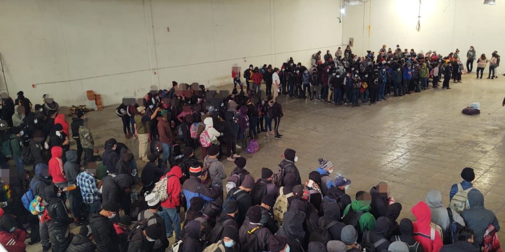 Los 432 migrantes ubicados en furgones refrigerados que transportaban dos tráileres en Tlaxcala, México. La mayoría de migrantes eran guatemaltecos. (Foto Prensa Libre: INM)