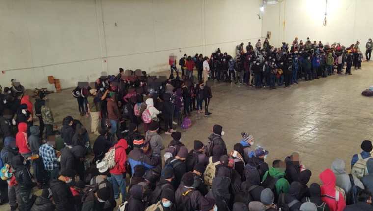 Los 432 migrantes ubicados en furgones refrigerados que transportaban dos tráileres en Tlaxcala, México. La mayoría de migrantes eran guatemaltecos. (Foto Prensa Libre: INM)