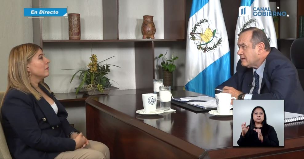 El presidente Alejandro Giammattei durante la segunda entrevista a Darleene Apolonia Monge Pinello, integrante de la nómina de donde saldrá el próximo fiscal general y jefe del MP. (Foto Prensa Libre: Captura de Pantalla) 