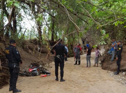Motocicleta en la que se desplazaba Jonathan Alexander Reyes Méndez, de 28 años, quien fue arrastrado por una correntada de la quebrada Los Yajes, Estanzuela, Zacapa. (Foto Prensa Libre: Bomberos Voluntarios)