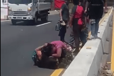 Video: el momento en que dos mujeres se van a los golpes en pleno libramiento de Chimaltenango