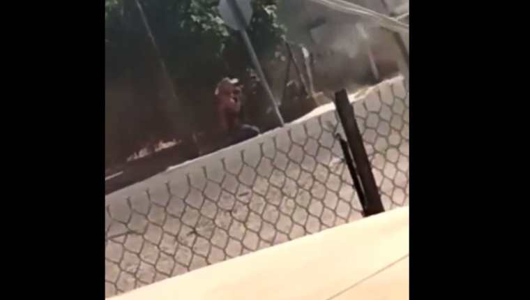 Un presunto narcotraficante ataca con una metralleta a un grupo policial en Sonora, México. (Foto:  Jaguares Montañita FC/México) 