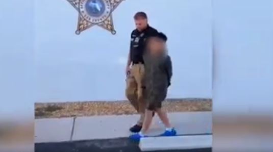 Las autoridades del condado de Lee publicaron el video en el que un agente conduce al niño de 10 años. 
