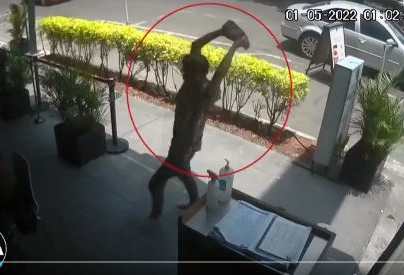 Video: el momento en que un hombre ataca a un niño con una piedra en una taquería