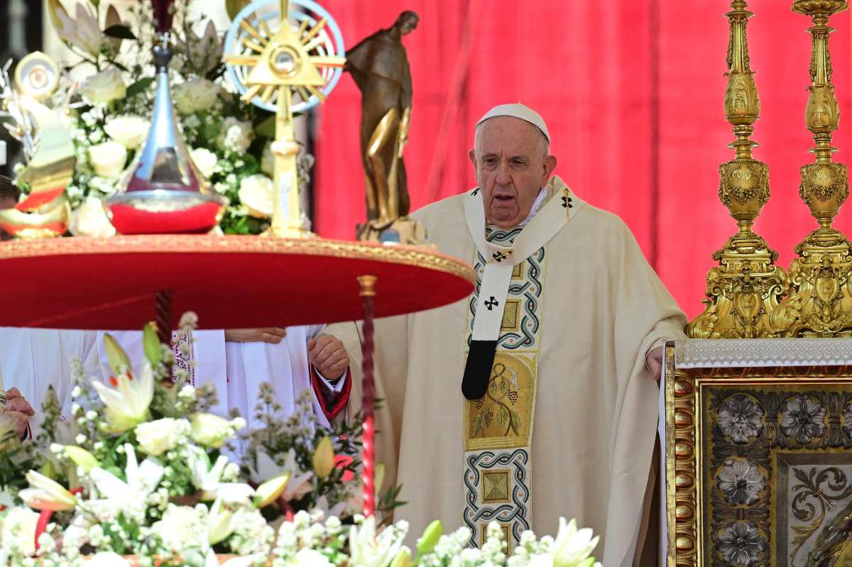 “Necesito un poco de tequila”: Papa Francisco bromea con mexicanos y pide “algo especial” para el dolor de rodilla