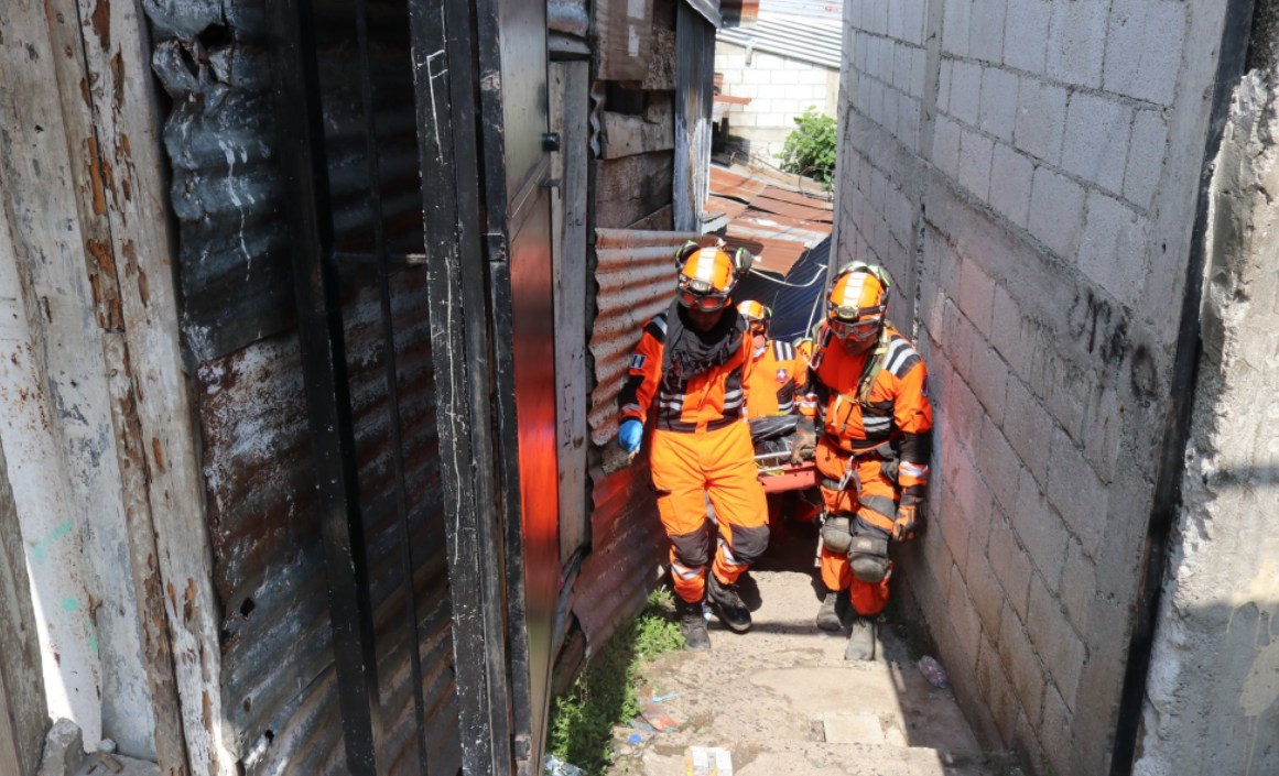 Los Bomberos Voluntarios rastrearon el área por más de 18 horas hasta encontrar los cuerpos. (Foto Prensa Libre: Bomberos Voluntarios) 