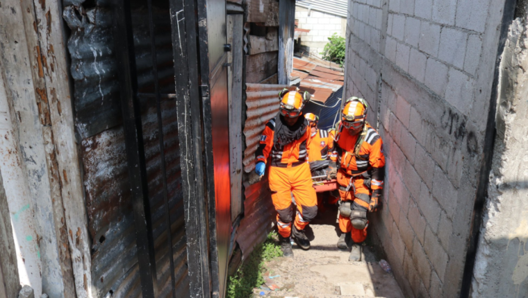 Los Bomberos Voluntarios rastrearon el área por más de 18 horas hasta encontrar los cuerpos. (Foto Prensa Libre: Bomberos Voluntarios) 