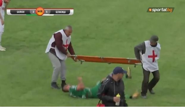 El la tercera división de Bulgaria un jugador se lanza de la camilla para perder tiempo. (Foto Redes).