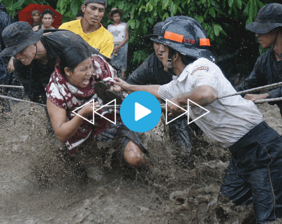 Cuerpos de socorro ayudan a una mujer, víctima de lo provocado por la tormenta Agatha, días después de la erupción del volcán de Pacaya. (Foto Prensa Libre: Hemeroteca) 