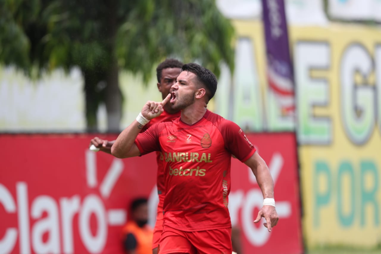 Matías Rotondi festeja su gol frente a Guastatoya. (Foto Prensa Libre: Érick Ávila)