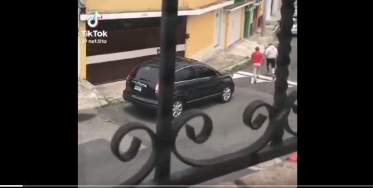“Ayúdenme, ayúdenme”: el video del momento en que dos hombres asaltan a una mujer en la zona 10 capitalina