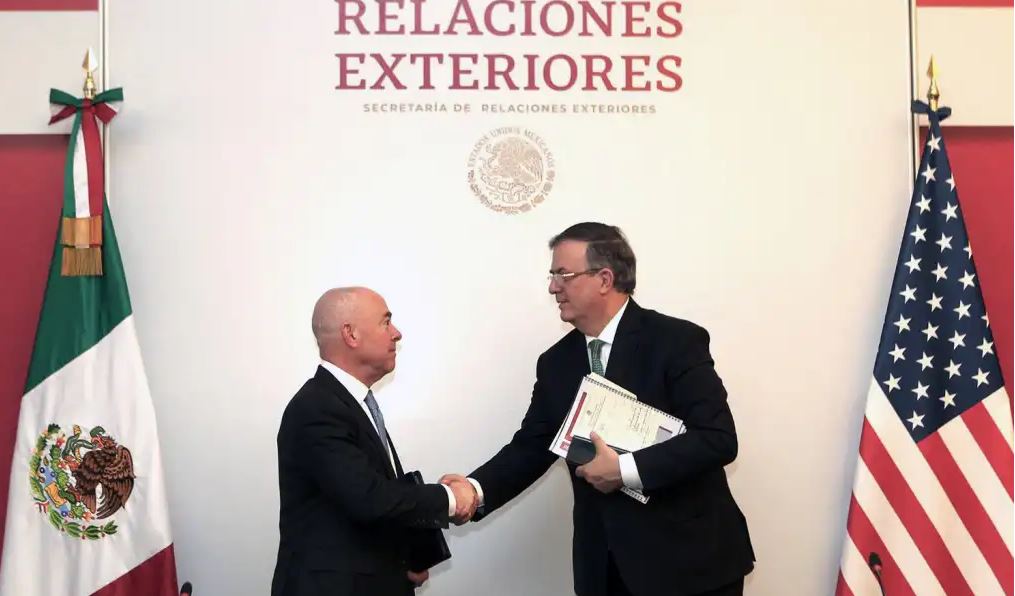 Funcionarios Alejandro Mayorkas (izquierda) y Marcelo Ebrard. (Foto Prensa Libre: AFP)