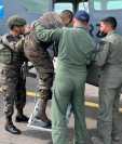 Uno de los cuatro soldados heridos en los incidentes en Santa Catarina Ixtahuacán, Sololá, es trasladado vía aérea a la capital guatemalteca. (Foto Prensa Libre: Ejército de Guatemala)