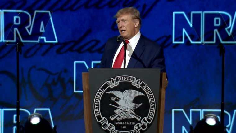 Trump habla ante la Asociación Nacional del Rifle. 