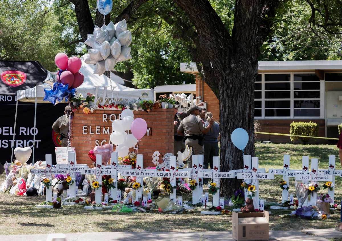 “Fue la decisión incorrecta y no hay ninguna excusa que valga”: Policía de Texas admite que fue un error no entrar antes al aula del tiroteo