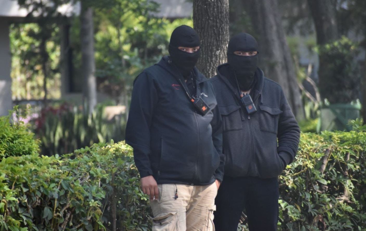 Hombres con los rostros cubiertos durante la elección de rector de la Usac en el Parque de la Industria. Los hombres supuestamente eran de la empresa de seguridad Toledo, que no está registrada. (Foto Prensa Libre: PNC)