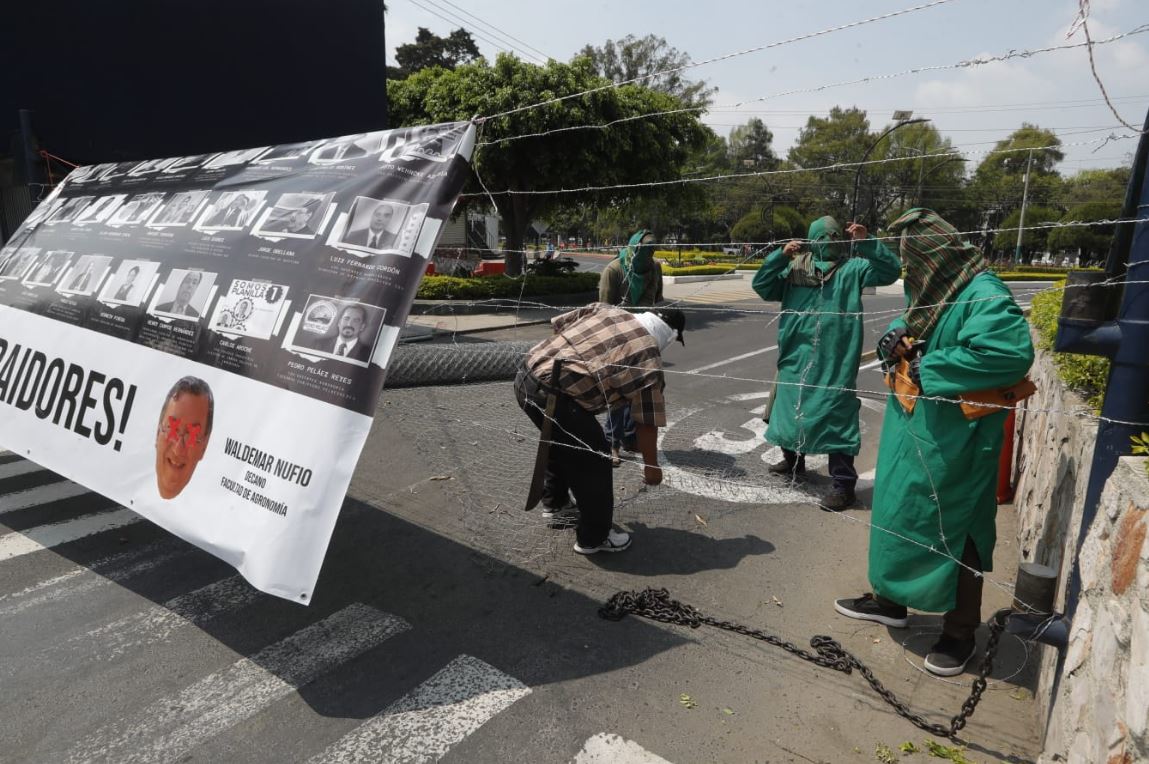 Encapuchados cierran el acceso a la Usac en rechazo al proceso de elección de rector que dio como ganador a Walter Mazariegos. (Foto Prensa Libre: Esbin Gracía)