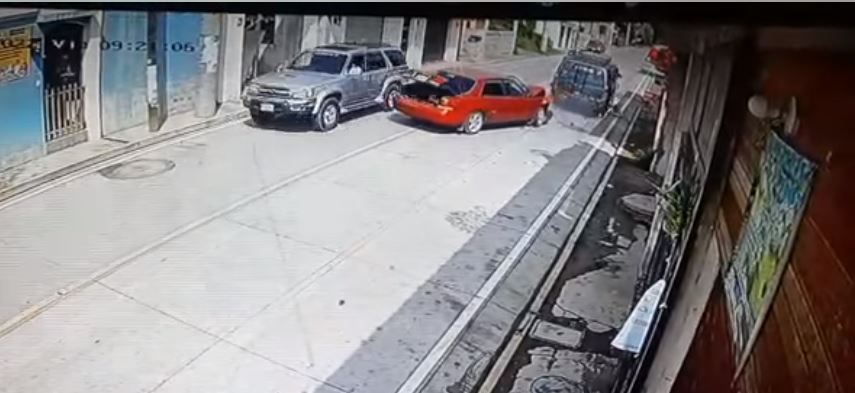 Un tercer vehículo se salva de la colisión. (Foto: Región Mas Noticias/Facebook)