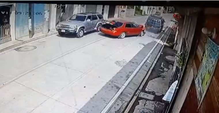 Un tercer vehículo se salva de la colisión. (Foto: Región Mas Noticias/Facebook)