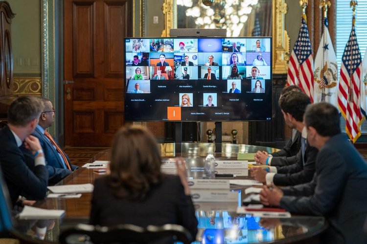 La vicepresidenta de Estados Unidos, Kamala Harris, -de espaldas- durante la reunión con líderes de Partnership for Central America (PCA), -Alianza para Centroamérica-. (Foto Prensa Libre: PCA)