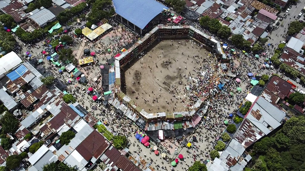 Vista aérea de la plaza de toros donde ocurrió la tragedia. (Foto Prensa Libre: AFP) 