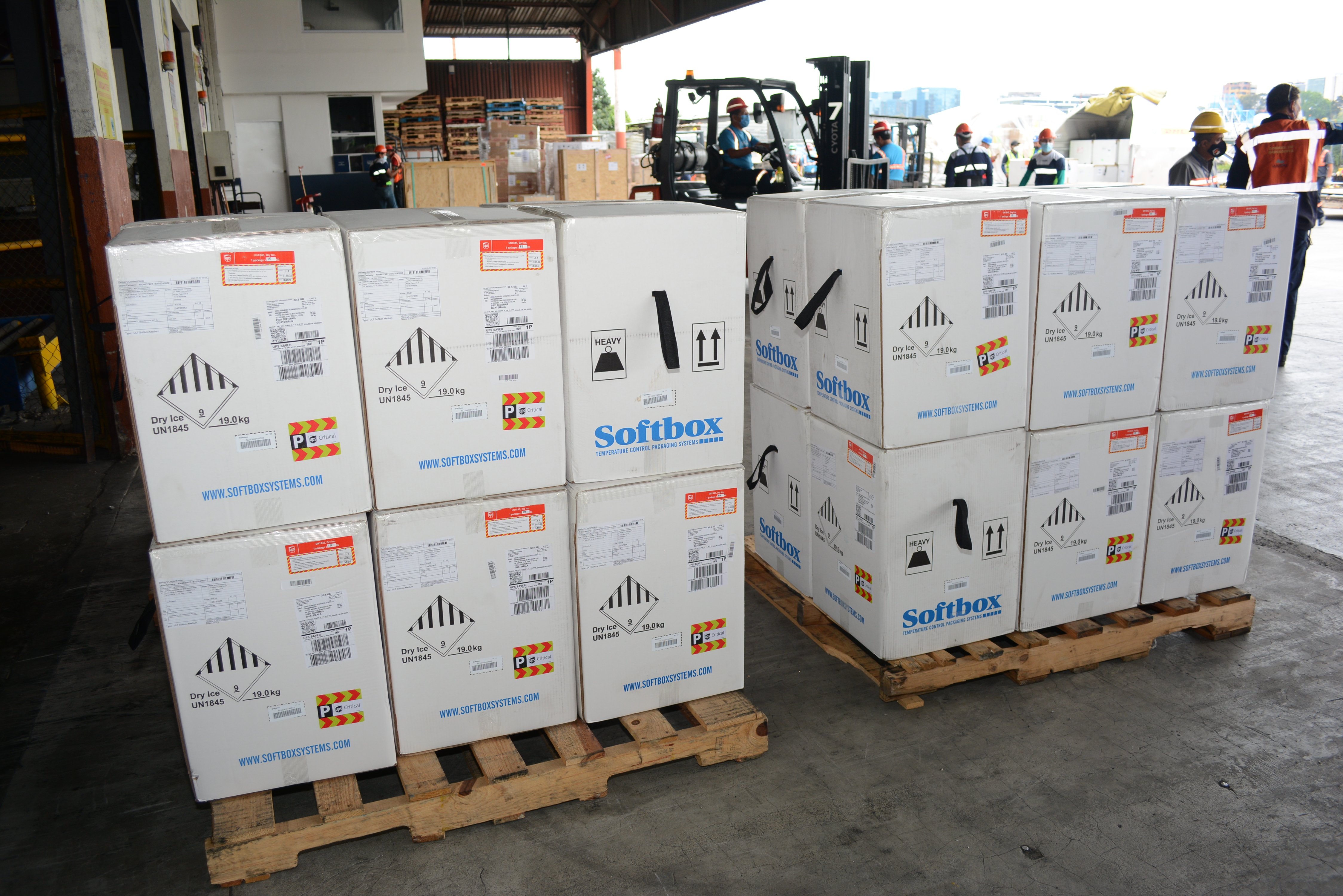 Un lote de vacunas Pfizer donadas por España llegaron este miércoles a Guatemala. (Foto Prensa Libre: Ministerio de Salud)