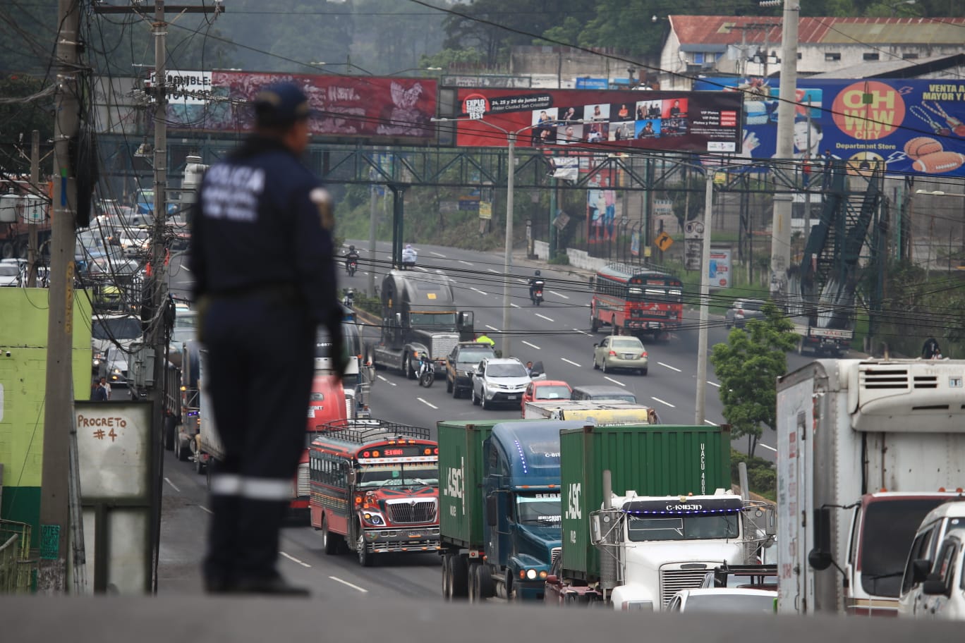 Miles de automovilistas sufren por el tráfico que se forma a causa del hundimiento en el km 15 de la ruta al Pacífico. (Foto Prensa Libre: Carlos Hernández)